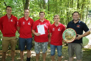 Die strahlenden Sieger des diesjäkrigen Wettbewerbs. Links das Team der Kirmesburschen Freiendiez und rechts der Bürgerkönik Florian Schölken. (C) SV Diez-Freiendiez