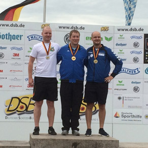 Foto 2 zeigt die Siegerehrung in der Einzelwertung StP: Platz 1 (Mitte) Olympiasieger Christian Reitz Platz 2 (links) Patrick Meyer (SV Diez Freiendiez) Platz 3 (rechts) Mathias Putzmann (Dresden) 